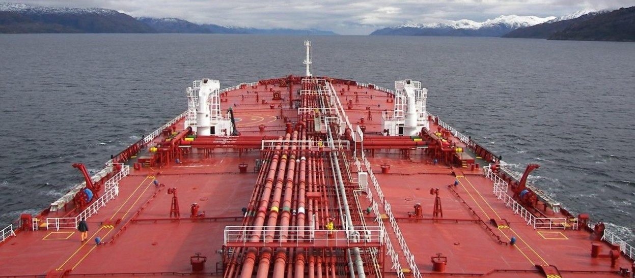 Tanker deck with cargo pipelines and tank hatches